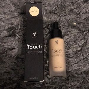 NEW Younique Velour Touch Liquid Foundation